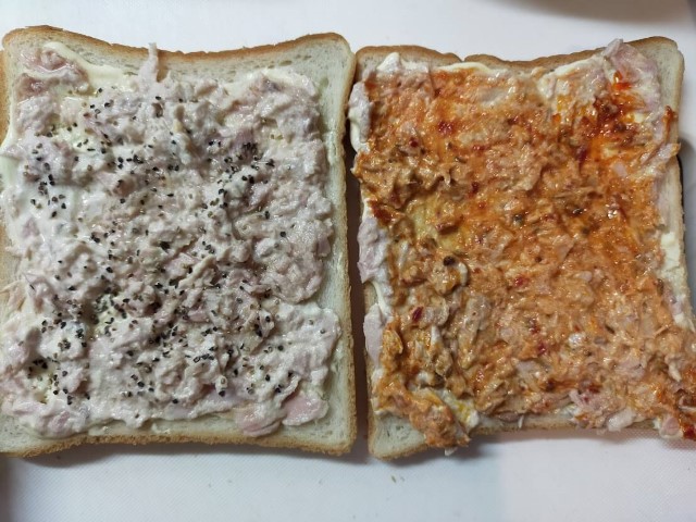 からしマヨを塗った2枚の食パンにツナ＋クリームチーズマヨを乗せて片方にブラックペッパー、もう片方にハリッサを加える