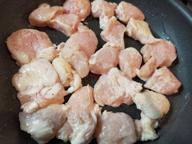 フライパンに並べた鶏むね肉