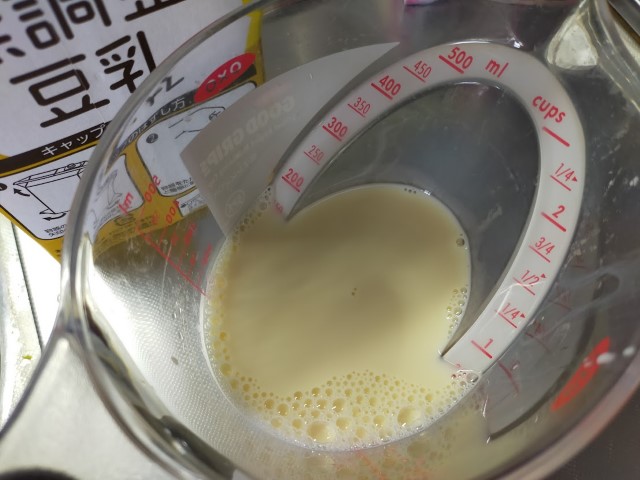 豆乳と計量カップ